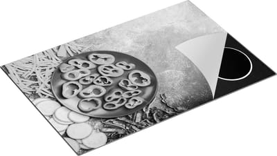 Chefcare Inductie Beschermer Gesneden Groente op Grijze Marmer - Groentes - Zwart Wit - 80x50 cm - Afdekplaat Inductie - Kookplaat Beschermer - Inductie Mat