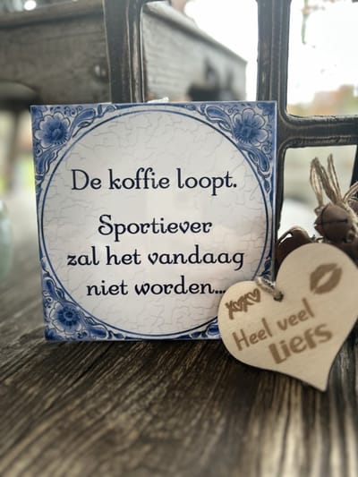 Creaties van Hier - Tegeltje De koffie loopt met houten hartje - 15 cm – Keramiek