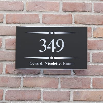 Naambordje voordeur - Huisnummerbord - Rechthoek stip streep - 25x15 - zwart/zilver - plakstrip
