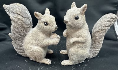 Kerstbeeldjes Eekhoorns - Set van 2 stuks - polyresin - 13 x 15 x 6 cm - meerkleurig + sneeuw glitters - Kerstdecoratie - Woonaccesoires - Decoratieve Kerst beeldjes
