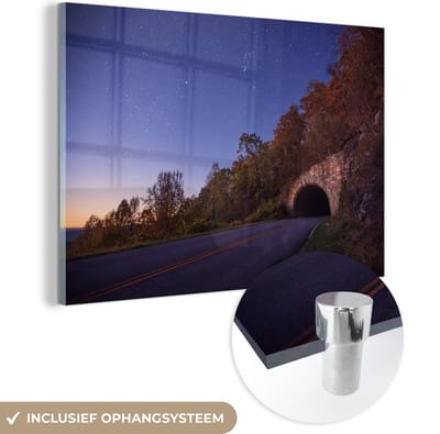 ® Glasschilderij 180x120 cm - Schilderij acrylglas - De Blue Ridge Parkway in Noord-Amerika die leidt naar een tunnel - Foto op glas - Muurdecoratie woonkamer - Wanddecoratie slaapkamer - Schilderijen