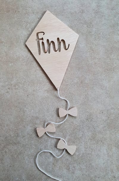 Gepersonaliseerd Cadeau - Vlieger met naam - Houten vlieger - Persoonlijk kraamcadeau - Baby - Geboorte