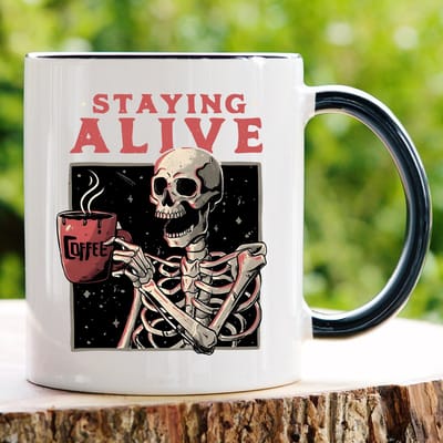 Stayin alive coffee | Mok met tekst | Kerst cadeau | Lol surprise | Grappige mok | Verjaardag cadeau | Cadeau voor man | Cadeau voor vrouw | Cadeau voor haar | Cadeau voor hem | Grappige cadeau | Thee glazen | Valentijn cadeautjes | Koffiekopjes