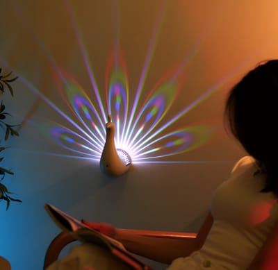 Pauw Oplaadbare Wandlamp Binnen- Zonder Stroom of Boren Sfeerlamp - Kinderkamer BabyKamer & Slaapkamer Nachtlamp - Cadeau voor Kinderen - Regenboog Verlichting - Draadloos & Decoratief
