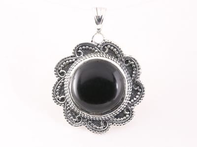Bewerkte zilveren hanger met onyx