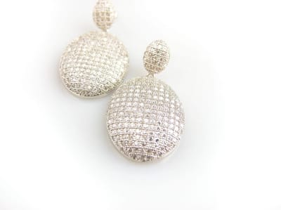 Model Shine Oval zilveren oorringen gezet met cubic zirconia