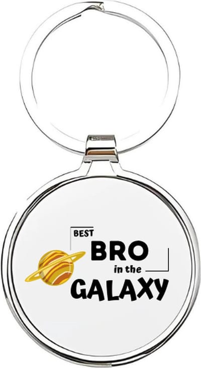 Akyol - best bro in the galaxy Sleutelhanger - Broer - de leukste broer - broer sleutelhanger - broers sleutelhanger - sleutelhanger voor je broer - familie sleutelhanger - verjaardagscadeautje - broer cadeau - brother - broertje - 4 x 7,5 CM