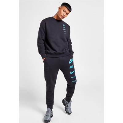 Nike Sportswear Standard Issue Heren Crew Trainingspak in Zwart
