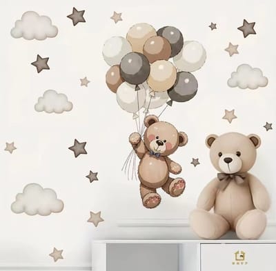 Muursticker Babykamer – Lief Beertje met Ballonnen – Sterren en Wolken – Neutrale Wanddecoratie