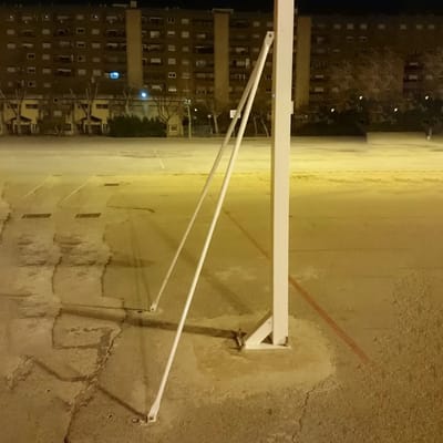 Set van 2 basketbalringbeugels om in de vloer te schroeven