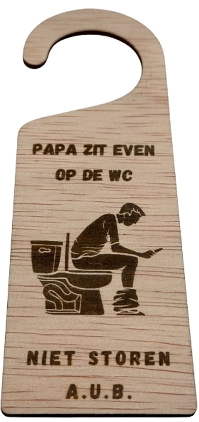 Laserloom | Houten Deurhanger - Tekst: 'Papa zit even op de WC' - Grappig Toiletbordje - Niet storen - Origineel Cadeau voor Vader
