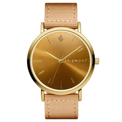 Moment | Minimalistisch goudkleurig horloge met analoog kwartsuurwerk, champagnekleurige wijzerplaat en zandkleurige nylon band