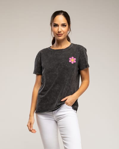 T-shirt met een margrietjesprint op de voorkant en de tekst "have a good day" op de rug