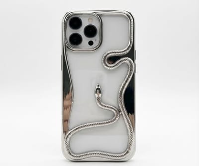 Zilverkleurig transparant telefoon hoesje geschikt voor iPhone 13 Pro – backcover met 3D slang detail, zacht TPU softcase met verhoogde rand en elektroplating afwerking
