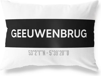 Tuinkussen GEEUWENBRUG - DRENTHE met coördinaten - Buitenkussen - Bootkussen - Weerbestendig - Jouw Plaats - Studio216 - Modern - Zwart-Wit - 50x30cm