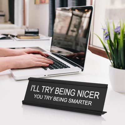 Bureaubord Grappig - Kantoordecoratie Naamplaatje - Bureau Decoratie - Grappige Tekst - 18 x 63 cm - Zwart