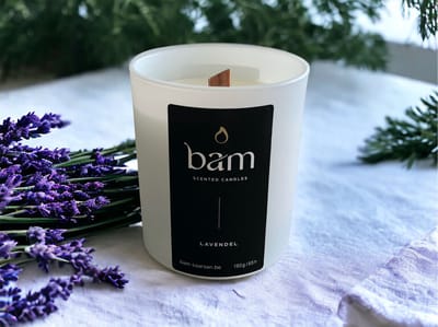 BAM lavendel geurkaars met houten wiek in een wit potje - 60 branduren (190g) - cadeautip - geschenk - vegan