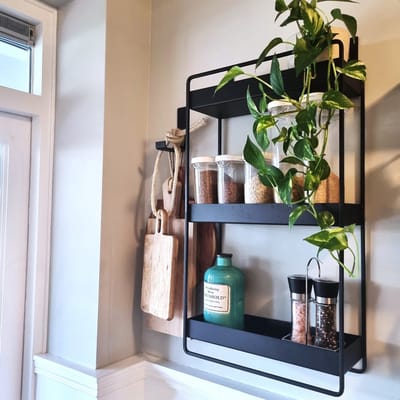 GoudmetHout® Industrieel Wandrek - Keukenrek Hangend & Staand met Haken - Plantenrek voor Binnen & Buiten - Ophangbaar Badkamerrek en Keuken Kruidenrek - Mat Zwart - 77,5x43x17cm