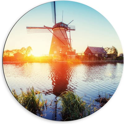 WallClassics - Dibond Muurcirkel - Zonlicht langs Hollandse Molen aan het Water - 60x60 cm Foto op Aluminium Muurcirkel (met ophangsysteem)