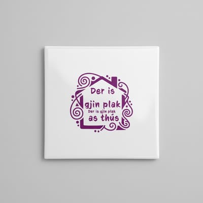 Keramische Tegel met Friese Tekst “Der is gjin plak as thús” – Decoratieve Wandtegel – 15 x 15 cm