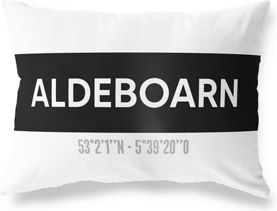 Tuinkussen ALDEBOARN - FRIESLAND met coördinaten - Buitenkussen - Bootkussen - Weerbestendig - Jouw Plaats - Studio216 - Modern - Zwart-Wit - 50x30cm