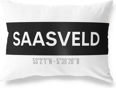 Tuinkussen SAASVELD - OVERIJSSEL met coördinaten - Buitenkussen - Bootkussen - Weerbestendig - Jouw Plaats - Studio216 - Modern - Zwart-Wit - 50x30cm