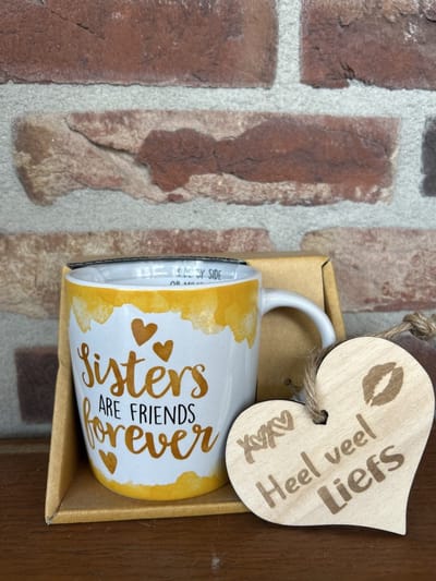 Creaties van hier – Mok sisters met houten hartje – porselein – 9 cm – cadeau
