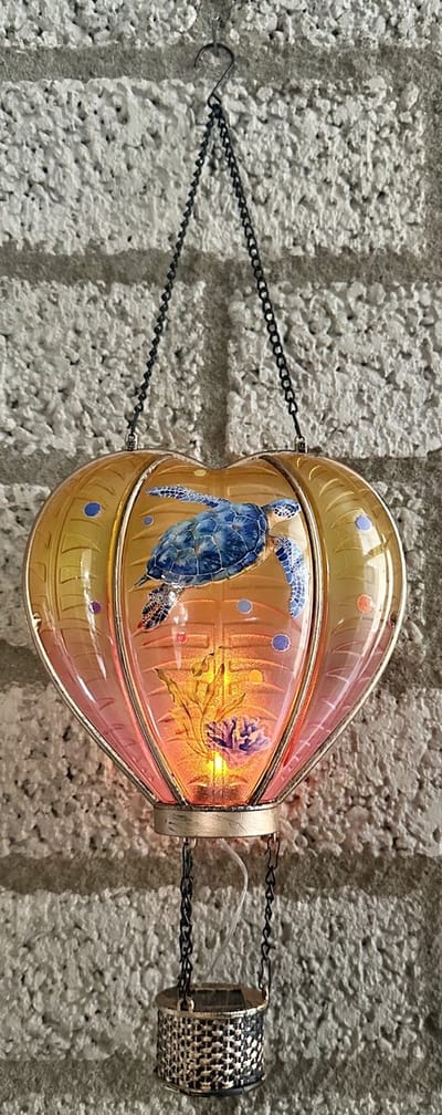 Decoratieve solarlamp hart met luchtballon " met flame LED " - Schildpad print- kunststof - hangend model - hoogte 46 x 16 x 9.5 cm - Tuindecoratie - Tuinverlichting