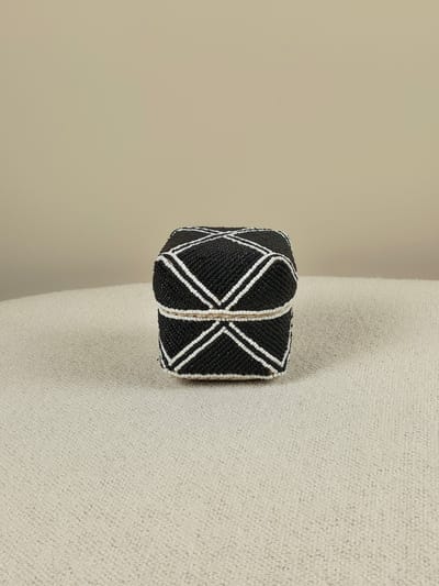 Blitzdeco - Offermandje - Xav - Handgemaakt bamboe met kralen - Zwart-wit - Modern design