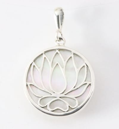 Ronde zilveren lotus bloem hanger met parelmoer