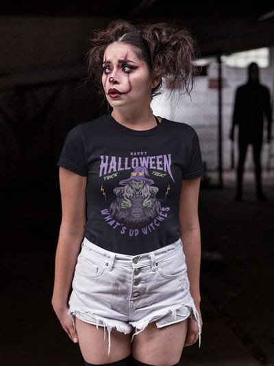 Shirt - Whats up witches - Wurban Wear | Grappig shirt | Leuk cadeau | Unisex tshirt | Halloween kleding | Halloween shirt | Halloween queen | Pompoen shirt | trick or treat | Zwart