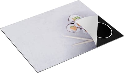 Chefcare Inductie Beschermer Sushi met Stokjes op een Grijze Achtergrond - 77x59 cm - Afdekplaat Inductie - Kookplaat Beschermer - Inductie Mat