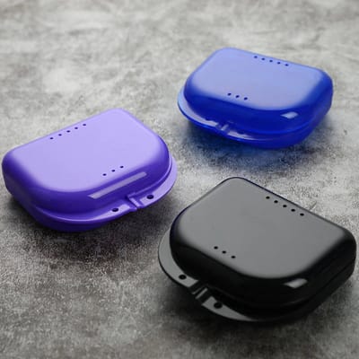 Beugelbakje - Gebitsbakje - Hockeybitje - Sportbitje - Makkelijk mee te nemen - Diepte 2,5 cm - Makkelijk op te bergen – Orthodontie – Nachtbeugel - Uitneembaar gebit – Hygiënisch - Bruikbaar voor jong en oud - blauw
