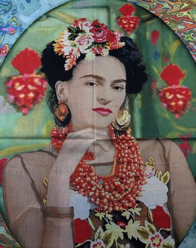 Sjaal schilderij met Frida Kahlo van dikker materiaal met 2 kanten print