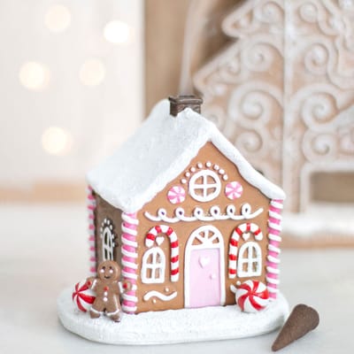 Roze Peperkoekhuis Wierook kegelbrander – Pink Gingerbread House Kerst Decoratie – Kersthuisje met Rook uit Schoorsteen – Winter Ornament – Pastel Kerst