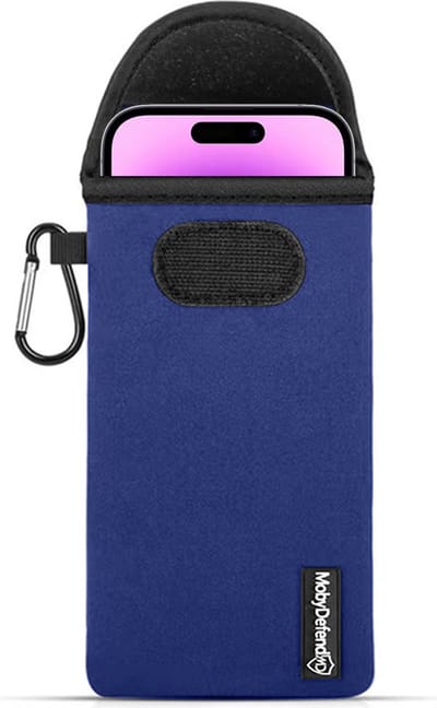 MobyDefend Hoesje - Geschikt voor iPhone 14 Plus / iPhone 14 Pro Max - Neopreen Pouch Met Karabijnhaak - Insteek - Riemlus - Blauw