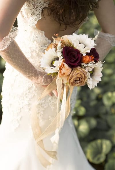 Vintage bruidsboeket met verbrande oranje zonnebloemen en rozen