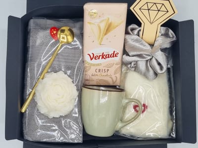 RituwellGift Geschenkset Vrouwen - Nr. 2 |- Cadeau voor Vrouw - Verwenpakket - Cadeaupakket - Giftset - Verjaardag - Moederdag - Mok - Beker - Sokken - Scrunchie - Chocolade - Valentijn Cadeautje voor Haar - Kerstpakket Vrouw - Cadeau Vriendin