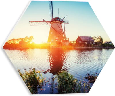 WallClassics - PVC Schuimplaat Hexagon - Zonlicht langs Hollandse Molen aan het Water - 30x26.1 cm Foto op Hexagon (Met Ophangsysteem)