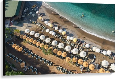 Canvas  - Groot Strand met Parasols en Blauwe Zee - 120x80cm Foto op Canvas Schilderij (Wanddecoratie op Canvas)