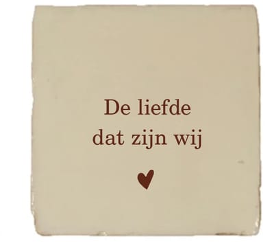 Gekleurd tegeltje - De liefde dat zijn wij - Beige - Handgemaakte tegel | Spreuktegel | Tegeltjes met Spreuken | Tegeltjeswijsheid | Tegeltje tekst | Origineel cadeau