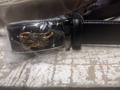 RR22-66.zw.m : zwart leren riem, messingkl drakenkop buckle, messingkl stripe, 125cm