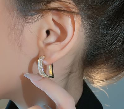 D oorbellen | met glim steentjes | goud gekleurd