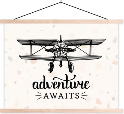 Posterhanger incl. Poster 120x90 cm - Schoolplaat - Spreuken - Quotes - Adventure awaits - Reizen - Textielposter - Blanke latten