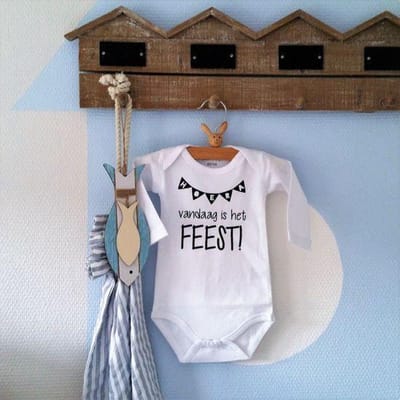 Baby Rompertje met tekst zwangerschap aankondiging | hoera vandaag is het feest | lange mouw | wit zwart |maat 62-68 | cadeau papa mama oma opa oom tante eerste vaderdag moederdag Eerste cadeau bekendmaking aanstaande baby jongen meisje unisex