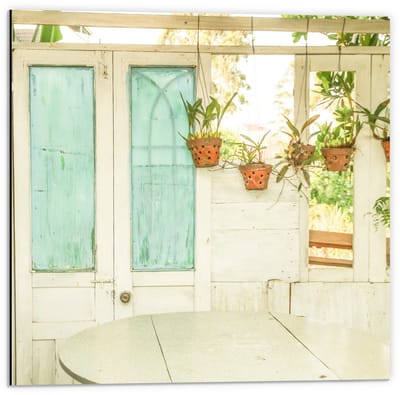 Dibond - Buitenplekje met Plantjes - 50x50cm Foto op Aluminium (Wanddecoratie van metaal)