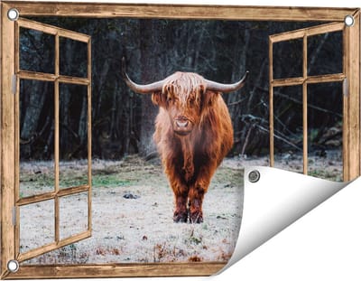 Gards Tuinposter Doorkijk Schotse Hooglander bij het Bos - 60x40 cm - Tuindoek - Tuindecoratie - Wanddecoratie buiten - Tuinschilderij