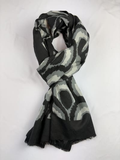 Nette sjaal met een vrolijk print van warme stof met 80% viscose met 20% wol