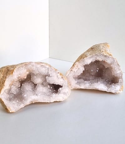 ThaleiaDesign - Marokkaanse geode - Edelstenen en Mineralen - Geode - Spiritualiteit - Woondecoratie - chakra - bergkristal - meditatie