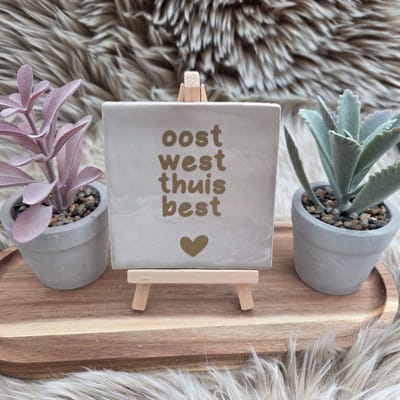 Robuust wenstegeltje “Oost West Thuis Best” – 10x10 cm – Huiselijke Wanddecoratie & Cadeau – huiselijke quote tegel – cadeau housewarming – Decoratief Tegeltje met Standaard – Cadeau Idee